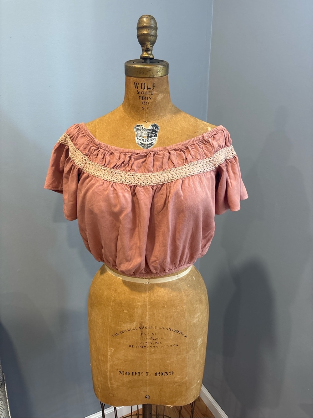 Sadie & Sage Off Shoulder Boho Crop Top Dusty Rose Pink Crochet Trim Size M